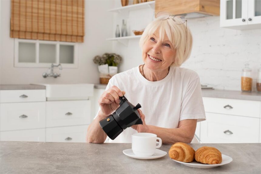 Senhora idosa preparando um café