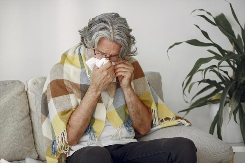 idoso sentado com gripe